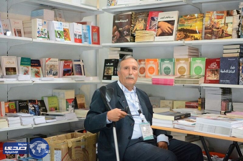 بائع تونسي بكرسي متحرك وعكاز يشارك في معرض كتاب الرياض وفاءا للمملكة