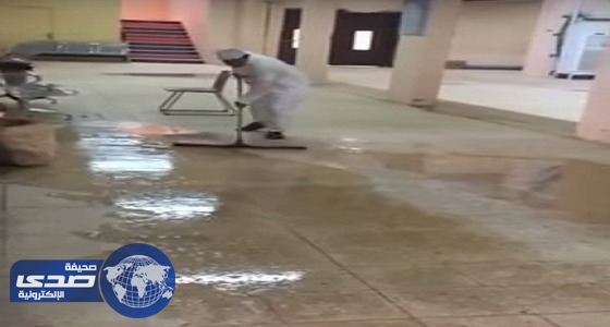 بالفيديو.. معلم ينظف ممرات وأرضيات مدرسته عقب موجة الغبار