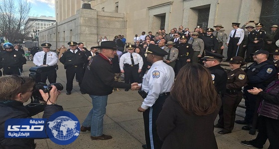 بالصور.. وزير الداخلية الأمريكي الجديد يصل إلى عمله بزي «رعاة البقر»