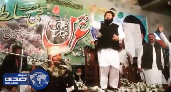 بالفيديو.. باكستانيون يمطرون قارىء قرأن تنزاني بالأموال