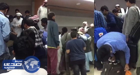 بالفيديو.. مسافرون يحملون حقائبهم يدويا بعد تعطل سير الأمتعة بمطار أبها
