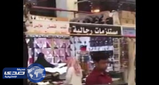 بالفيديو.. سيدة تعمل بمتجر مستلزمات رجالية تثير الجدل بالقصيم