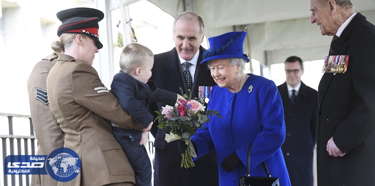 بالفيديو.. طفل العامين يحرج الملكة إليزابيث