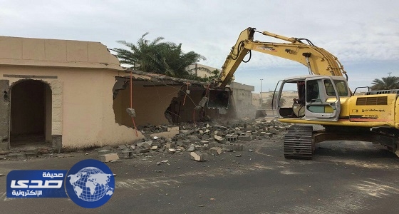 إزالة مبنى مسلح مقام على أرض حكومية  بحي البطحاء بأملج