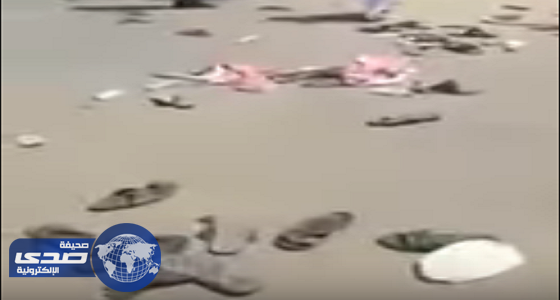 بالفيديو.. تناثر الأغراض الشخصية للمتقدمين على وظائف قوات أمن الطرق بمكة
