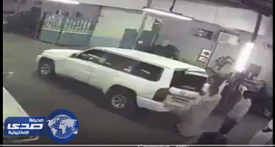 بالفيديو ..طفل يدهس والده بعدما ترك مركبته في وضع التشغيل