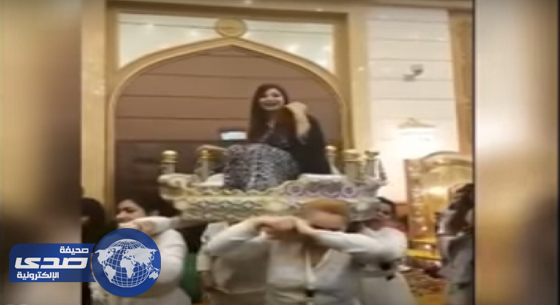 بالفيديو.. لوجين عمران تٌحمل بكرسي تجهيز العرائس بزفة مغربية