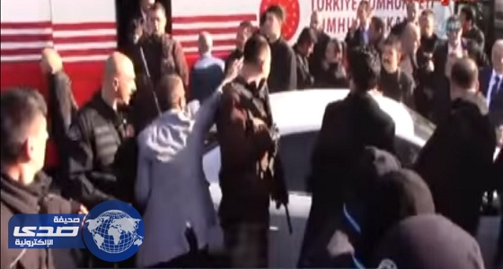 بالفيديو.. سيارة الرئيس التركي تدهس أحد حراسه
