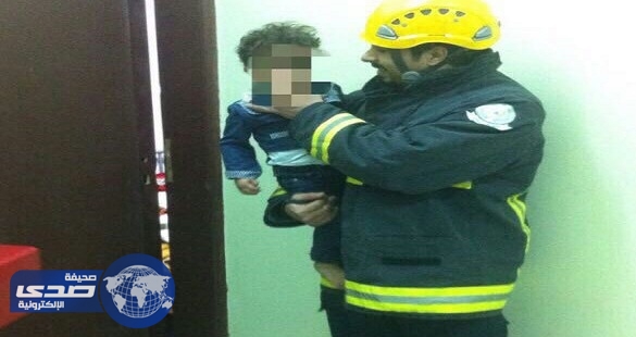 بالصور&#8230;إنقاذ طفل احتجز  داخل غرفة بحي ملاذ في رفحاء