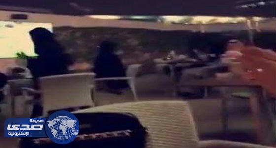 بالفيديو.. رد فعل غير متوقع من فتيات داخل مقهي فرحاً بأهداف الهلال