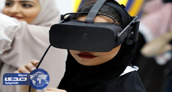 بالصورة.. فتاة سعودية اثناء تجربتها نظارة الواقع الافتراضي بمعرض النفط  في البحرين