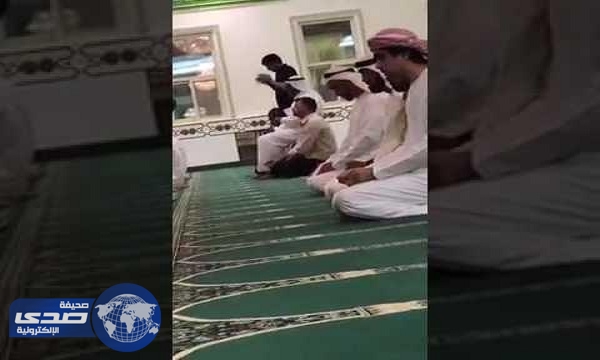 بالفيديو.. مصلين في مسجد بدبي يفاجئون بوجود الشيخ محمد بن زايد بينهم
