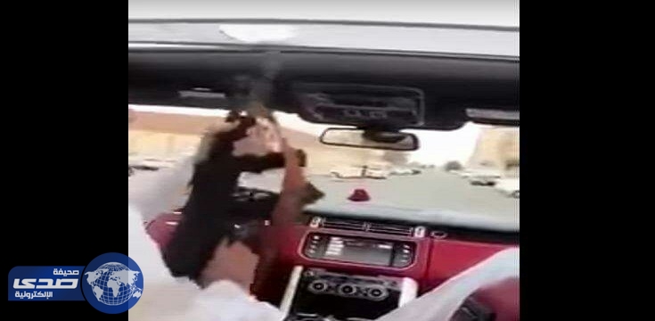 بالفيديو .. سخرية واسعة من مواطن أطلق النار بشكل عشوائي فحطم سقف سيارته