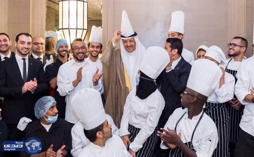 الأمير سلطان بن سلمان يلتقط صورة مع طباخين سعوديون بقبعة الشيف خلال افتتاح فندق