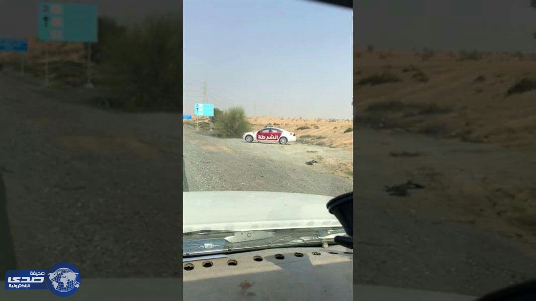 مواطن يكشف سر وقوف سيارة دورية إماراتية على أحد الطرق