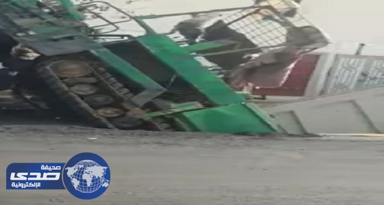 بالفيديو.. غرف صرف تبتلع شاحنة وفراده في وادي الدواسر