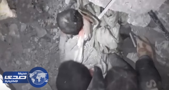 بالفيديو.. لحظة انتشال طفل حي من تحت أنقاض مسجد بريف حلب