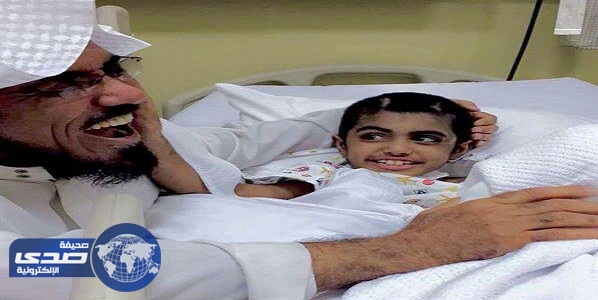 العودة ينشر صور  لنجله عبدالرحمن بعد تحسن حالته
