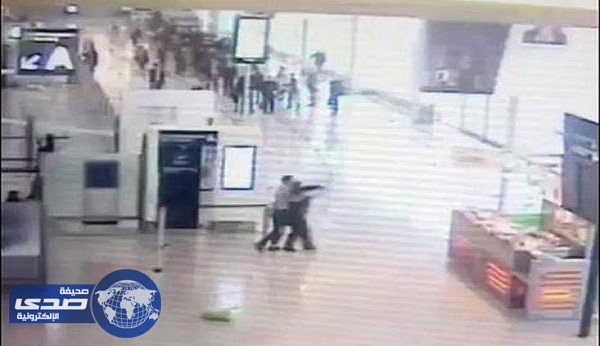 بالفيديو.. لحظة مقتل &#8221; بلقاسم &#8221; بعد هجومه  على شرطية بمطار أورلي الفرنسي