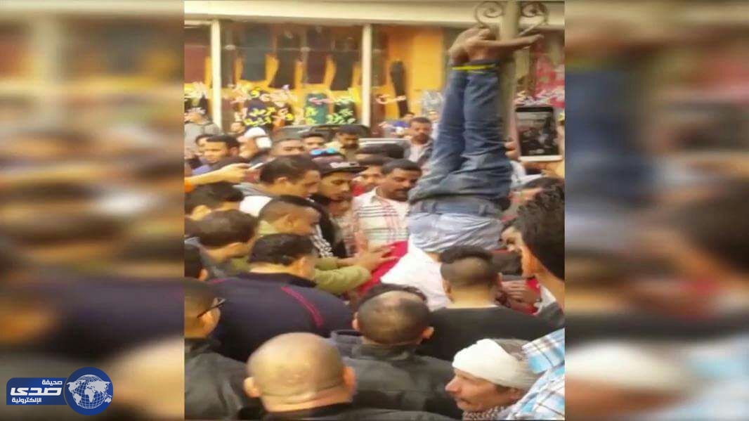 بالفيديو .. مصريون يعلقون قاتل في عمود إنارة و يستجوبوه قبل وصول الشرطة
