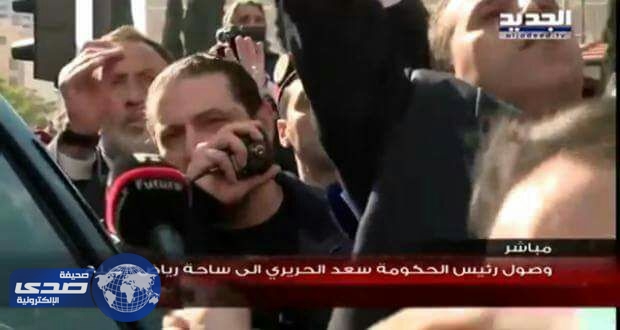 بالفيديو.. متظاهرون يرشقون سعد الحريري بعبوات المياه