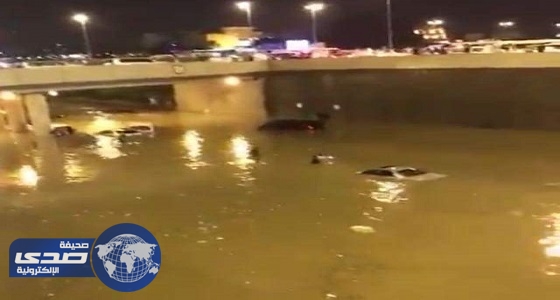 بالفيديو.. غرق عشرات السيارت بسبب الأمطار في الكويت