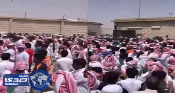 بالفيديو.. تزاحم المئات أمام بوابات التقدم لوظائف قوات أمن الطرق بمكة
