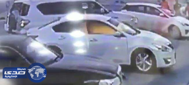 بالفيديو .. العناية الإلهية تنقذ شابين في الإمارات انفجرت عبوة غاز داخل سيارتهما