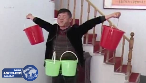 بالفيديو.. صيني يحمل 10 كيلو جرام مياه بجفنيه