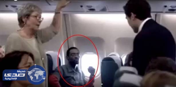 بالفيديو.. رفضت هذه المرأة ان تجلس بجانبه فأشعرها المضيف بالندم