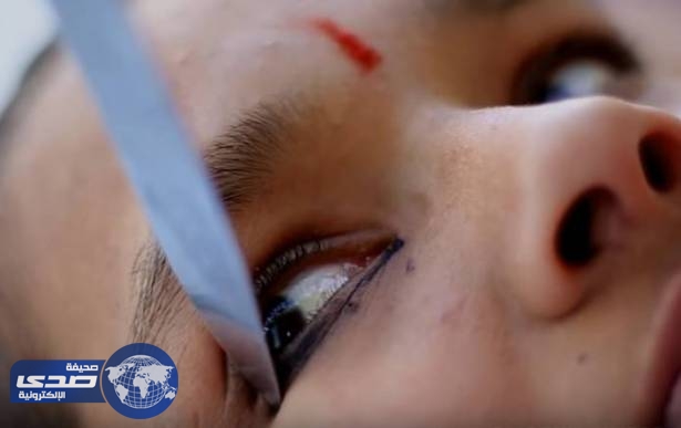 بالفيديو.. هندية تستخدم سكين لوضع الكٌحل بعينيها