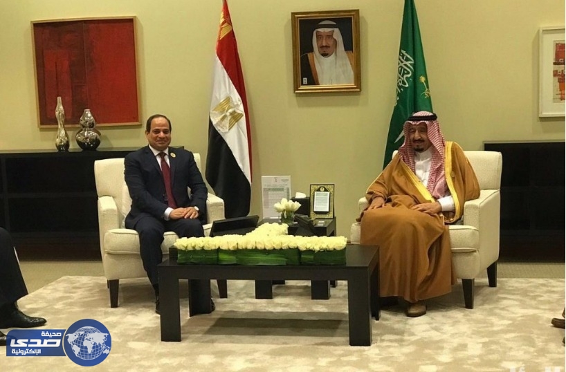 بالصور.. خادم الحرمين يلتقي الرئيس المصري على هامش القمة العربية