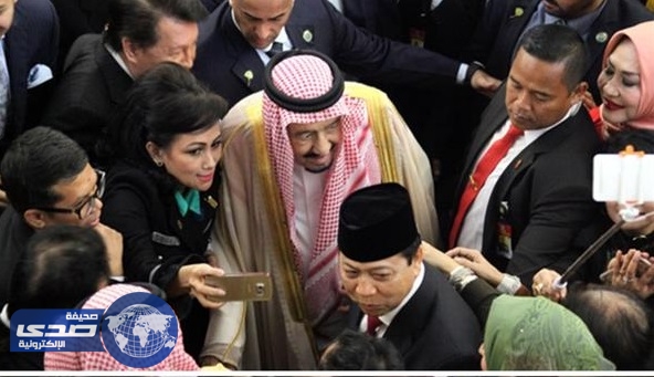 بالفيديو.. أعضاء البرلمان الإندونيسي يلتقطون &#8221;  سيلفي  &#8221; مع خادم الحرمين