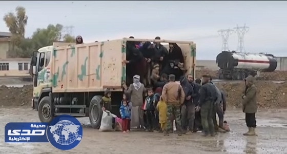 بالفيديو.. فرار مئات العراقيين مع اشتداد المعارك مع تنظيم داعش بالموصل