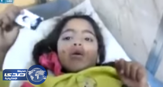 بالفيديو.. سورية تخرج من تحت الانقاض مٌحتضنه صورة شقيقها