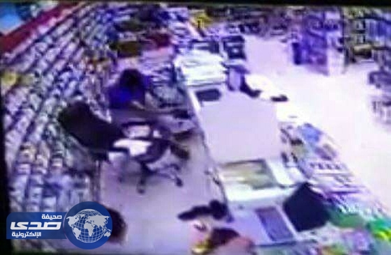 بالفيديو.. ملثم يهاجم صيدلية بالرياض بساطور ويسرق حصيلة مبيعاتها