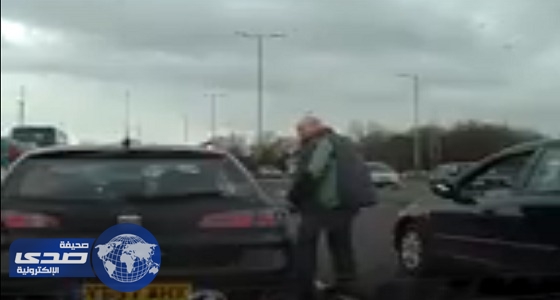 بالفيديو.. سائق يفقد أعصابه بعد أن ألقي آخر قمامة بالطريق العام