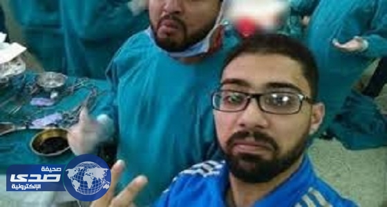 طبيب يأخذ سيلفي من داخل غرفة ولادة قيصرية والصحة تُحقق