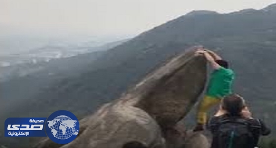 بالفيديو.. صيني يسقط من أعلي تلة جبل  والسبب &#8221; صورة سيلفي &#8220;