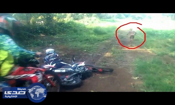 بالفيديو .. مخلوق غريب يٌشبه الإنسان يُثير ذعر الأهالي بأندونيسيا