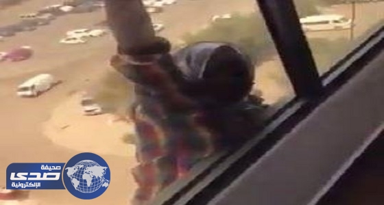 بالفيديو.. كويتية تكتفي بتصوير محاولة انتحار خادمتها دون مساعدتها