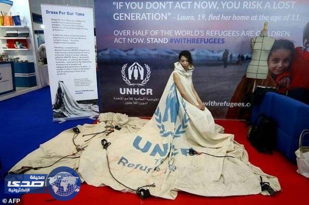 خيمة لأسرة سورية لاجئة تتحول الي ثوب يطوف العالم يحمل معاناة السوريين