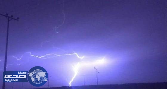 بالفيديو والصور.. البرق يزين سماء محافظة طريف شمال المملكة