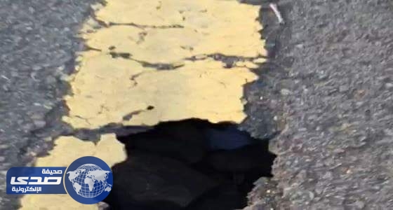 بالفيديو..انهيارات اسفلتية بطريق أستاد جازان تهدد المارة