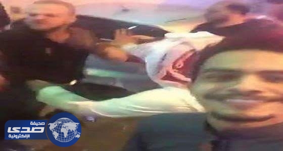 بالفيديو. .جدل واسع حول شاب يلتقط سيلفي مبتسما وسط مضاربة جماعية