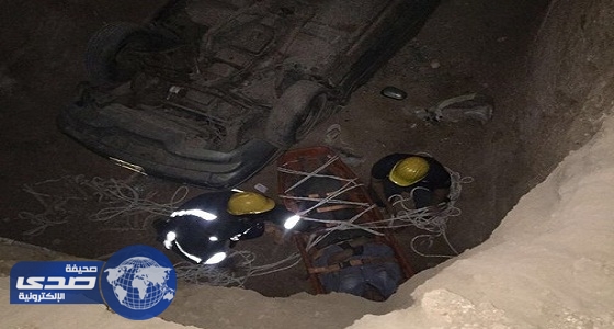 سقوط سيارة في حفرية صرف صحي بالطائف وإغماء قائدها
