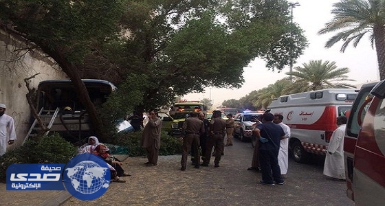 إصابة خمسة معتمرين آسيويين في حادث اصطدام حافلة بحائط بالمدينة