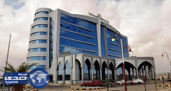 فريق طبي يٌساعد ستينية على المشي بدون ألم بتركيب مفصلين كاملين بسكاكا