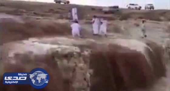 بالفيديو.. سقوط مواطن بمجرى السيول في مدينة المجمعة