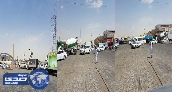 بالفيديو والصور.. خمسة شباب ينظمون حركة المرور بإحدى إشارات شرق الرياض